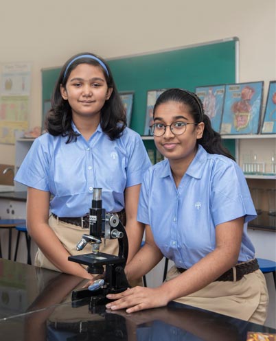 podar education school - students experimenting at science lab