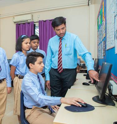 mobile view students at podar education school lab